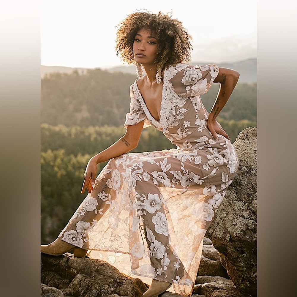🍦Valencia Embroidered Floral Maxi Dress in Cream size M, NWT✨